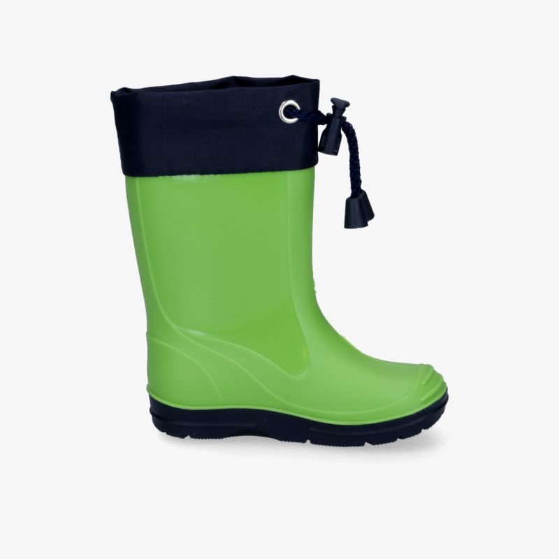 grüner Gummistiefel mit schwarzem oberen Abschluss und Zugverschluss, robust und wasserdicht, seitliche Ansicht