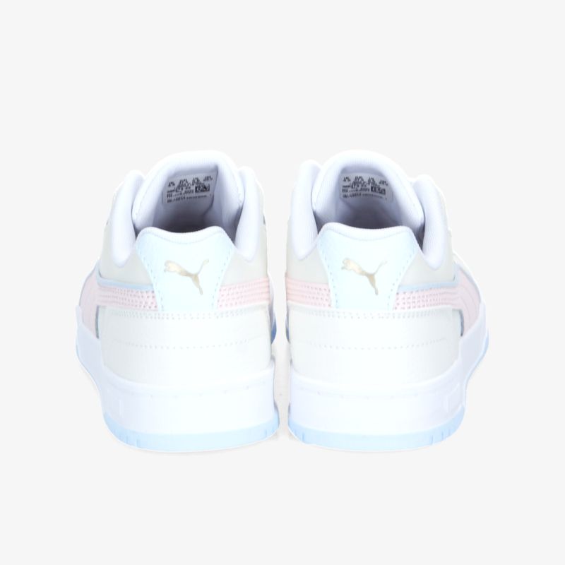 Rückansicht von weißen Sportschuhen mit dezentem Logo und leichtem Design.