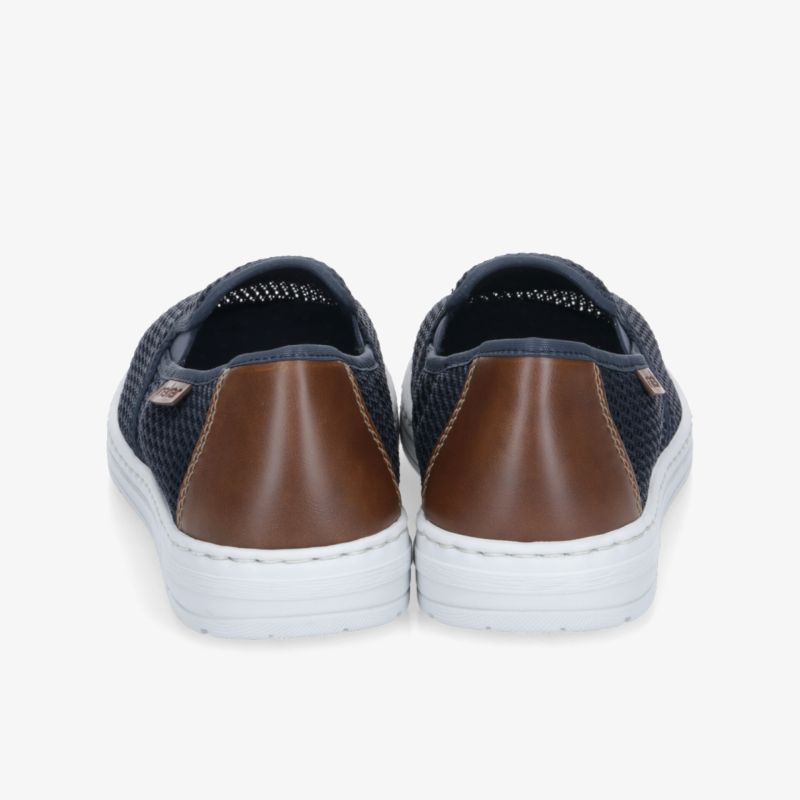 Rückansicht von sportlichen Slip-On Schuhen in Blau mit braunen Fersen und weißer Sohle, bequem und leicht