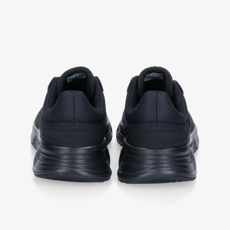 Bequeme und stilvolle schwarze Laufschuhe mit sportlichem Design, ideal für täglichen Komfort und Leistung.