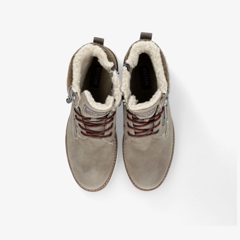 Bequeme und stylische Winterstiefel mit weichem Futter und robuster Sohle, ideal für kalte Tage.