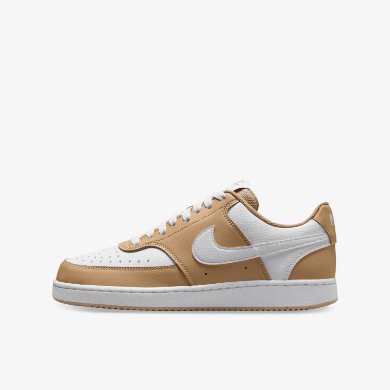 Beiger Sneaker mit weißem Akzent, seitliche Ansicht, bequem und modisch, rutschfeste Sohle und atmungsaktives Material