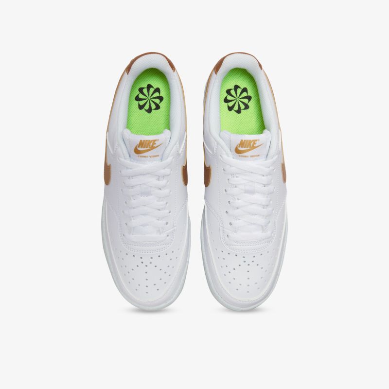 Sportliche weiße Sneaker mit braunen Akzenten und grünem Innensohlen-Design, bietet Komfort und Stil.