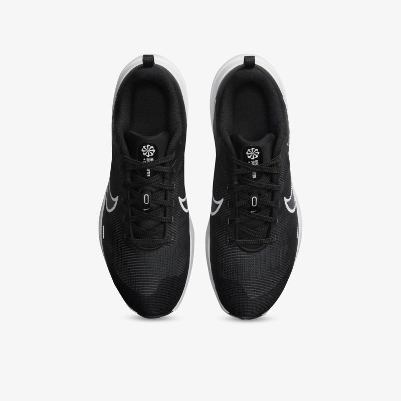 Schwarze Sportschuhe mit weißem Logo, komfortable Passform und rutschfeste Sohle für vielseitige Aktivitäten.