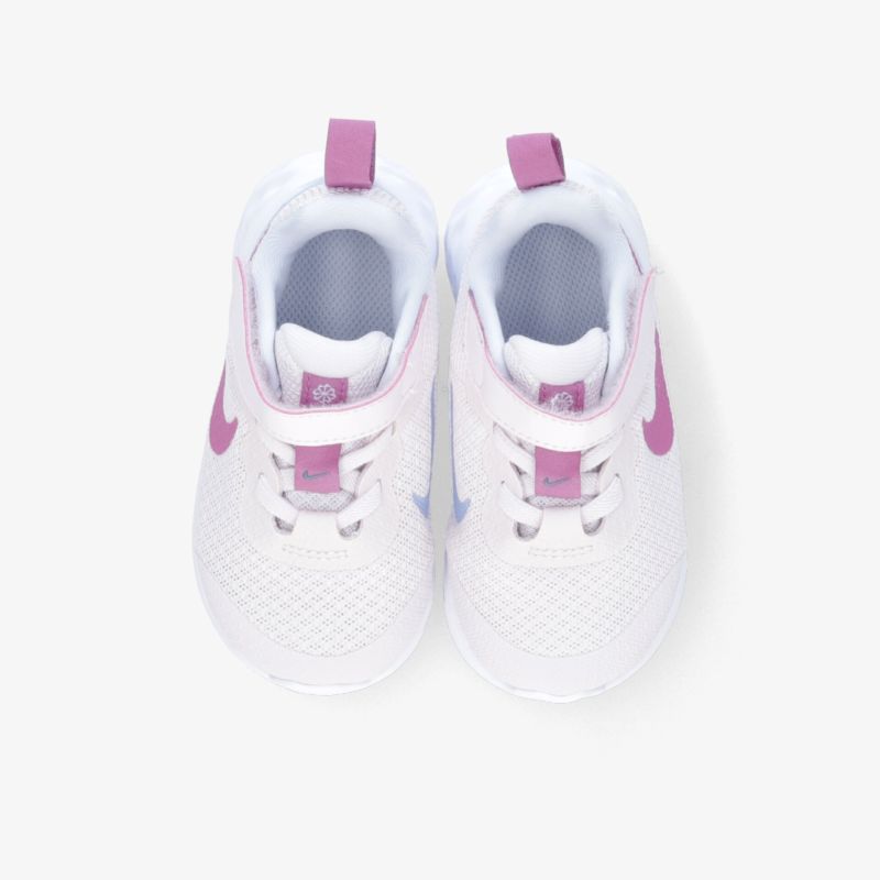 Weiße und rosa Sneaker mit modernem Design und hohem Tragekomfort aus der Vogelperspektive