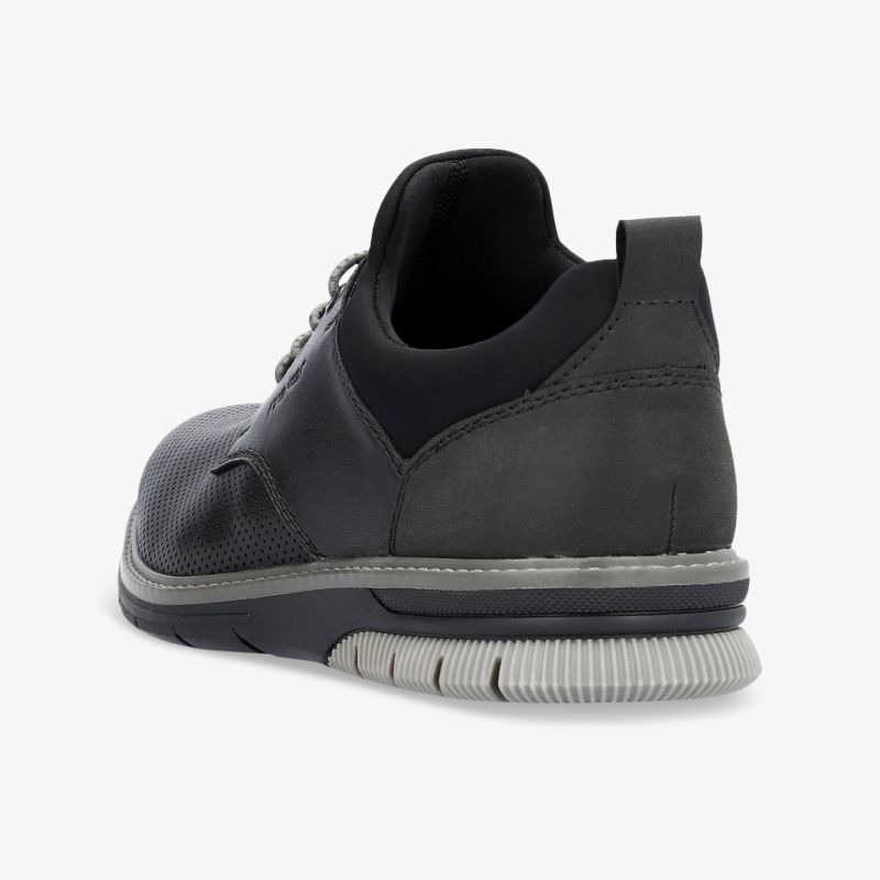 Moderner grauer Schuh mit flexiblem Sohlenprofil und komfortablem, robustem Obermaterial, schräg von hinten