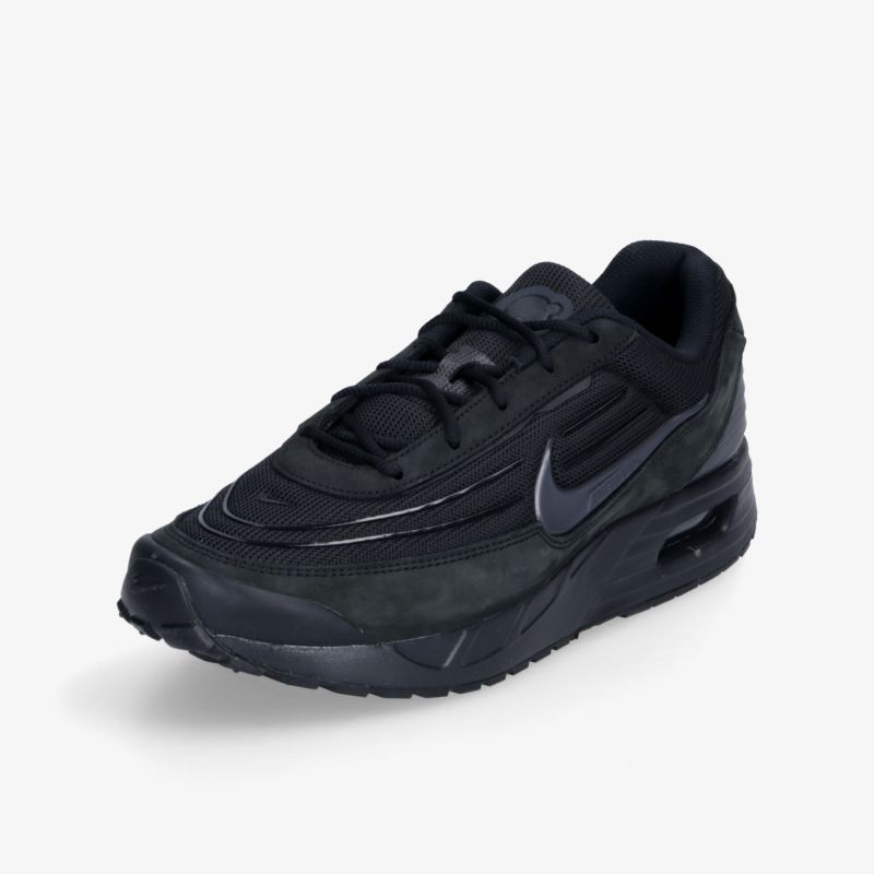 Sportlicher schwarzer Sneaker mit starker Dämpfung und komfortablem Sitz, langlebig und flexibel