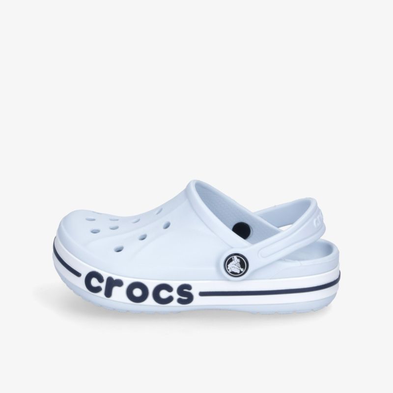 Seitlich sichtbarer leichter weißer Crocs Schuh mit atmungsaktiven Löchern und rutschfester Sohle