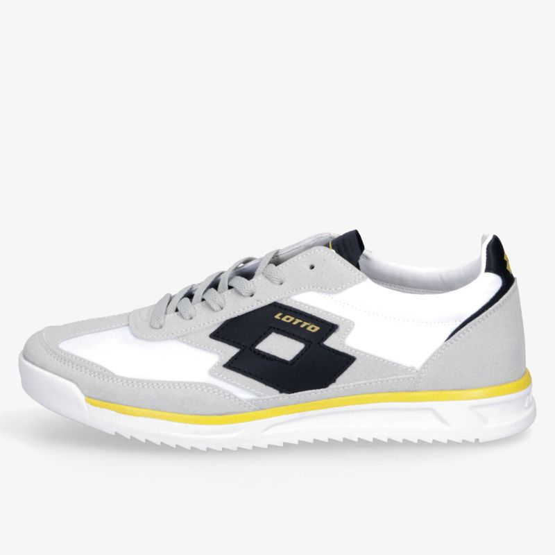 Leichter sportlicher Sneaker in weiß mit gelben Akzenten und seitlicher schwarzer Logoapplikation, komfortabel und rutschfest