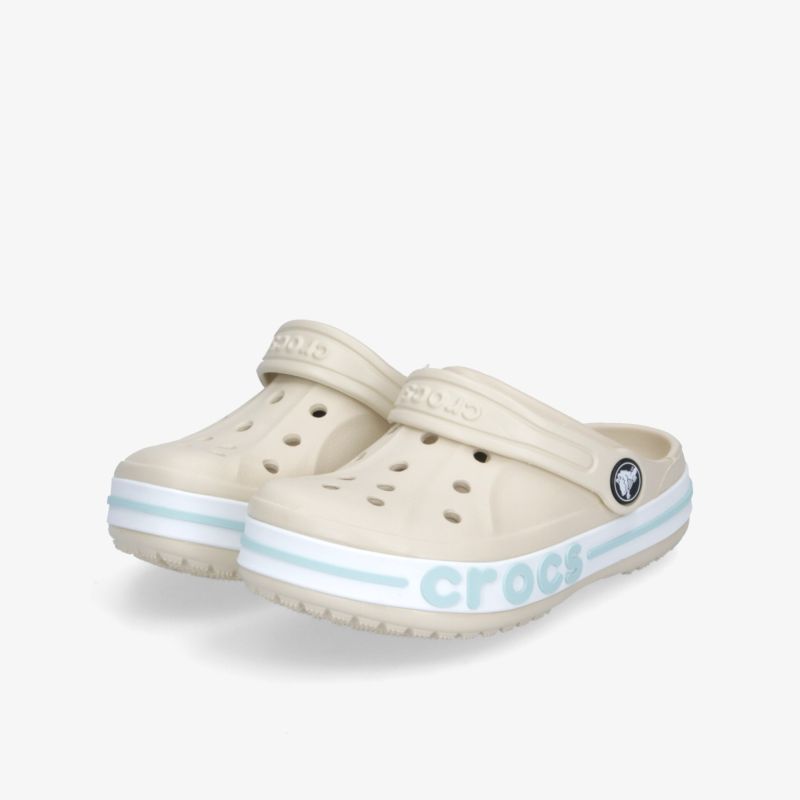 Bequemes Paar beiger Crocs mit atmungsaktiven Löchern und rutschfester Sohle, ideal für Alltag und Freizeit
