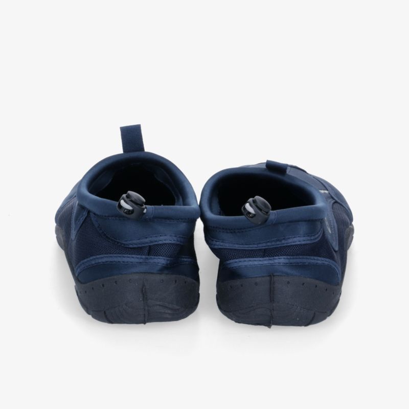 Komfortable und robuste Schuhe in Navy mit rutschfester Sohle, ideal für vielseitige Aktivitäten.