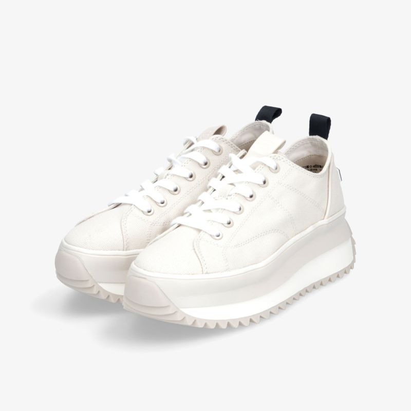 Weißes Sneaker-Paar mit dicker profilierter Sohle und gepolstertem Schaft für bequemen Tragekomfort