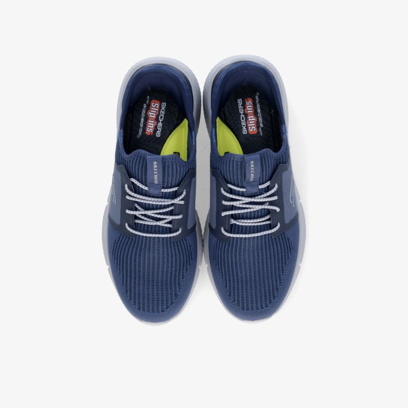 Blaue Sneakers mit weißer Sohle und Schnürsenkeln; perfekte Kombination aus Stil und Komfort.