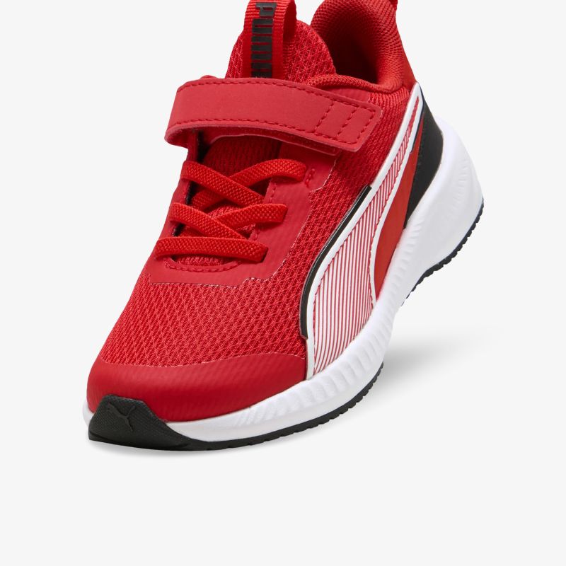 Roter Sportschuh mit atmungsaktivem Mesh, gepolstertem Kragen und sicherem Klettverschluss in schräger Vorderansicht