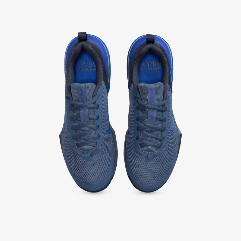 Leichte blaue Sportschuhe aus atmungsaktivem Material mit flexiblem Schnürsystem und gepolstertem Einstieg