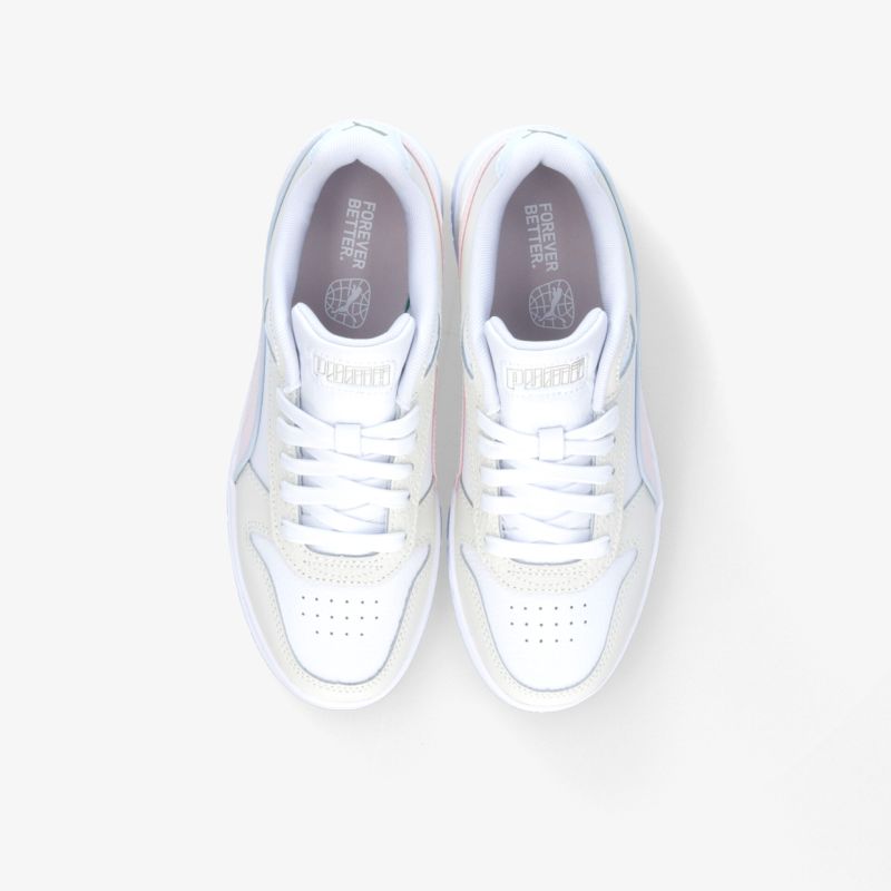 Elegante weiße Sneaker mit Schnürung, perfekt für einen sportlichen und stilvollen Look im Alltag.