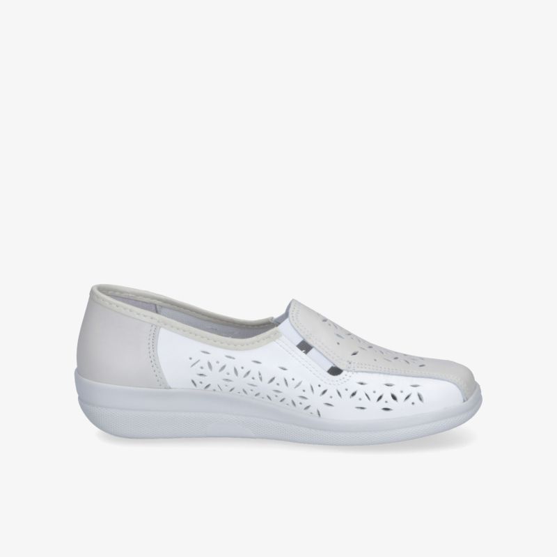 Moderner weißer Slipper mit atmungsaktiven Cut-Outs und weichem Fußbett für ganztägigen Komfort