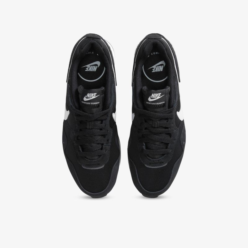 Klassische schwarze Sneakers mit markantem Logo, ideal für Alltag und Sport.