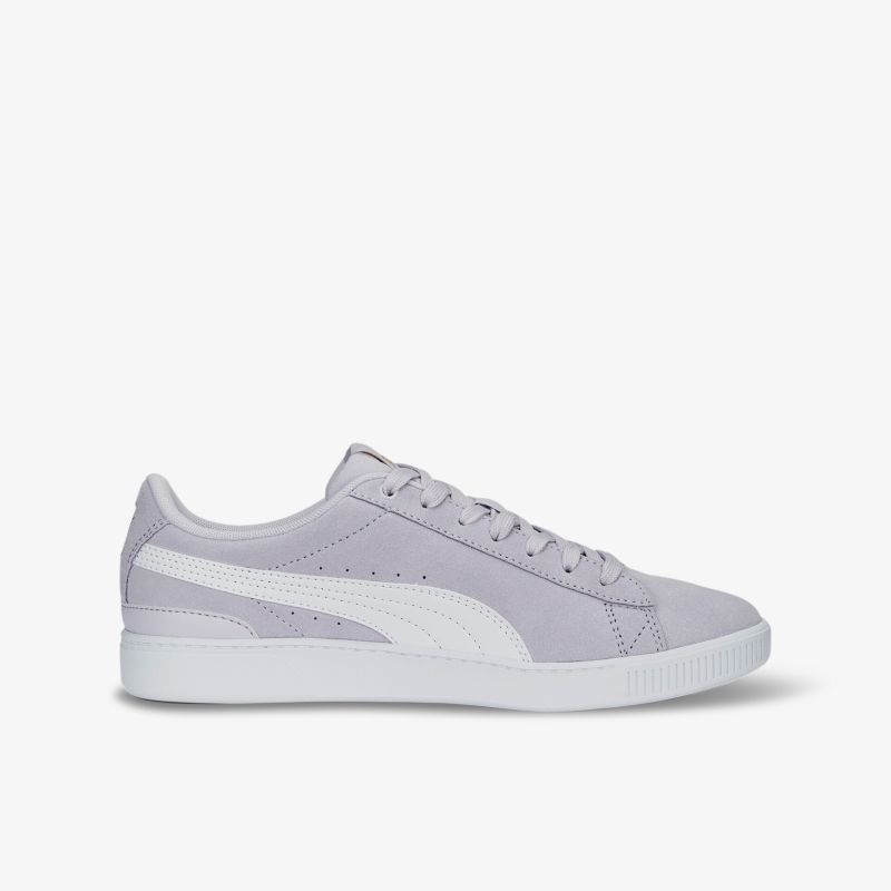 Lila Sneaker mit weißem Akzent und klassischem Design, ideal für Freizeit und Sportaktivitäten.