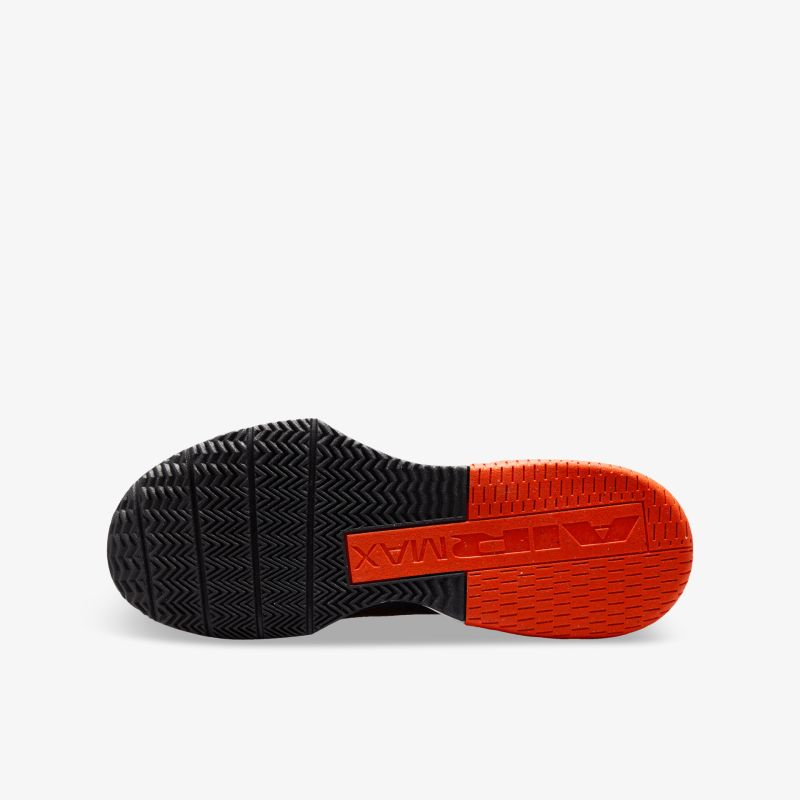 Robuste schwarze und rote Schuhsohle mit rutschfestem Profil und flexiblem Laufkomfort