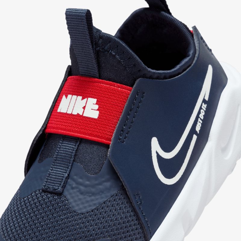 Detailaufnahme eines flexiblen, leichten Sportschuhs mit elastischem Verschluss und markantem Nike-Logo