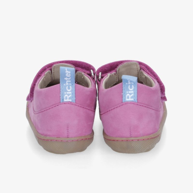 Rosa Schuhe mit Klettverschluss und rutschfester Sohle in Rückansicht, komfortabel und leicht