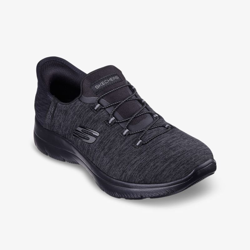 Schwarzer Sportschuh mit elastischer Schnürung und rutschfester Sohle in schräger Vorderansicht