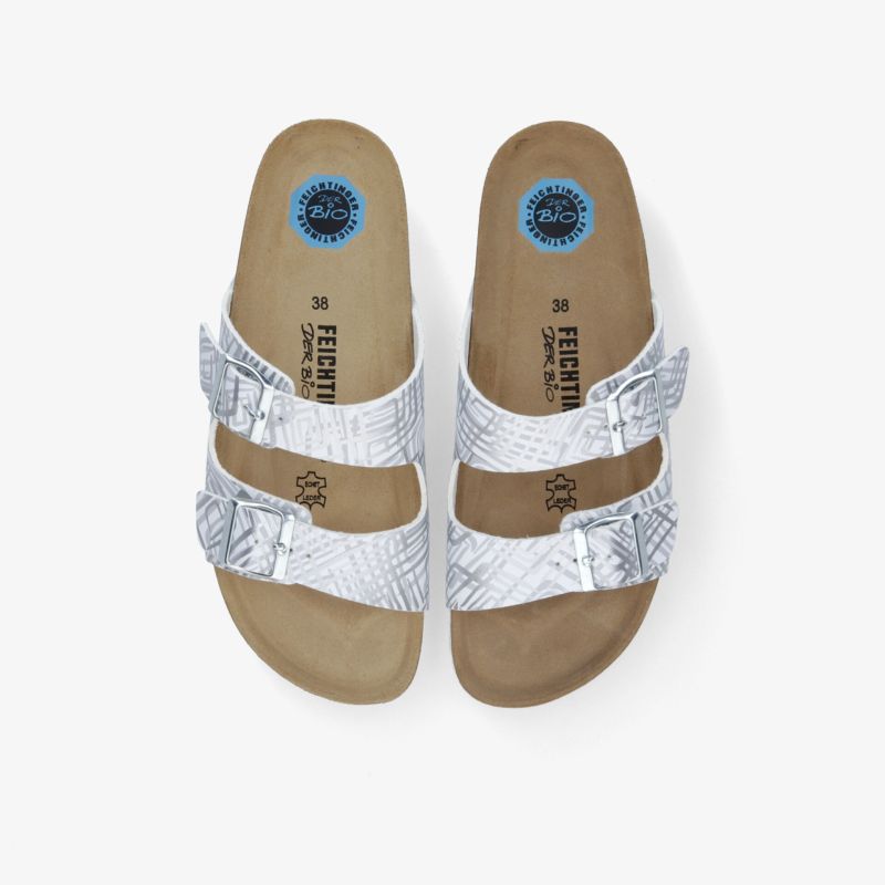 Komfortable weiße Sandalen mit verstellbaren Riemen und ergonomischem Fußbett, ideal für angenehmes Tragen