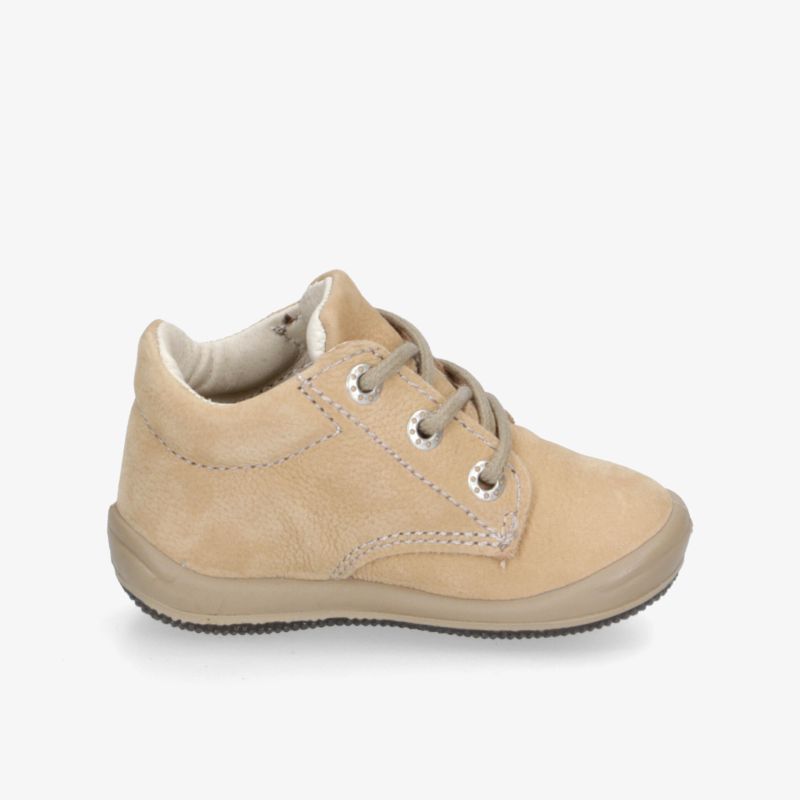 Bequeme beige Schnürschuhe aus weichem Leder mit rutschfester Sohle für optimalen Tragekomfort.