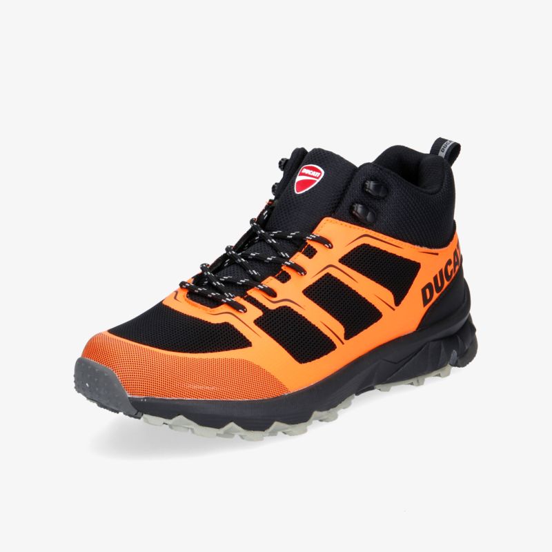 Robuster Trail-Schuh in auffälligem Orange-Schwarz Design mit rutschfester Sohle für Outdoor-Abenteuer.