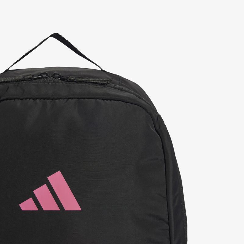 Stylischer schwarzer Rucksack mit markantem Logo, ideal für Alltag und Freizeit. Kompakte und praktische Bauweise.