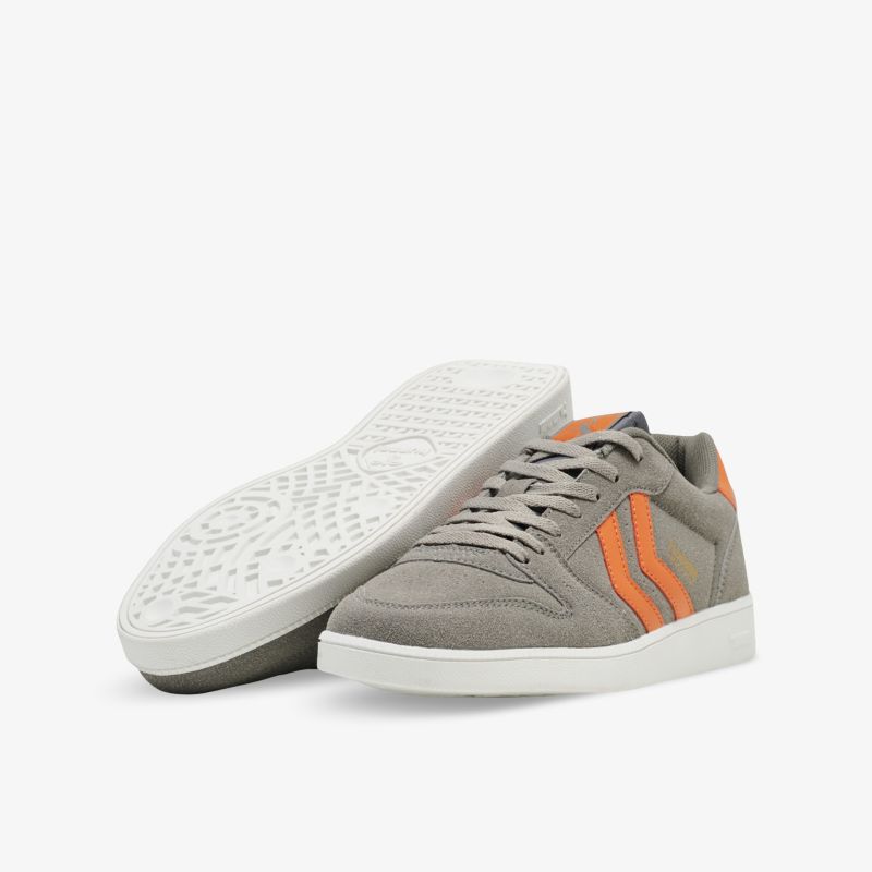 Grauer Sneaker mit orangefarbenen Akzenten und weißer Sohle, ideal für einen sportlich-urbanen Look.