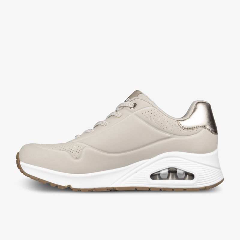 Beiger Sneaker mit gepolsterter Innensohle und stylischem Metallic-Akzent für ultimativen Komfort und modernes Design.