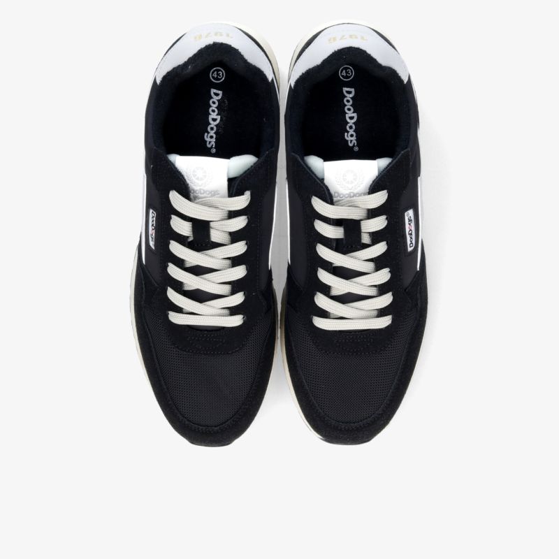 Schwarze Sportschuhe mit weißer Schnürung, bequem und robust für vielseitige Aktivitäten