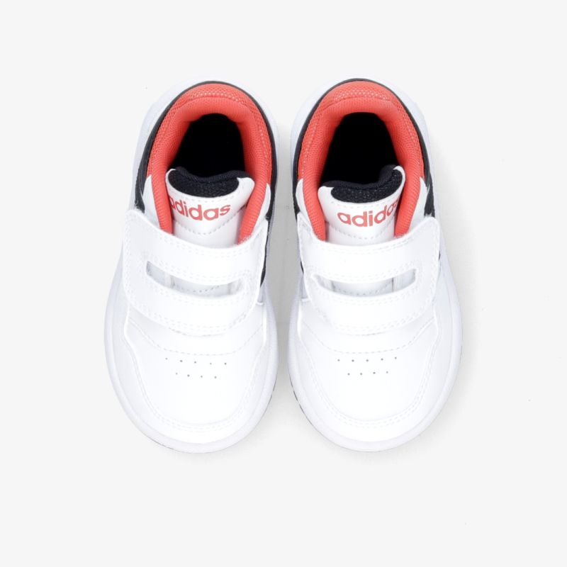 Weiße Sportschuhe mit rotem Innenfutter und praktischem Klettverschluss, ideal für vielseitige Aktivitäten.