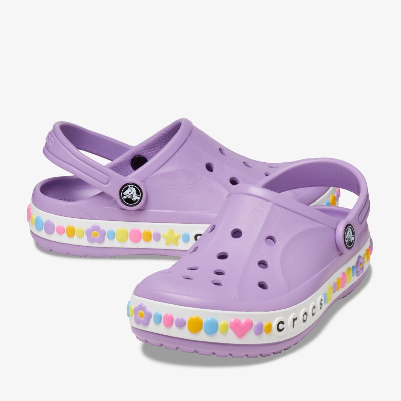 Stylische lilafarbene Clogs mit bequemer Passform und farbenfrohem Sohlendesign, ideal für Freizeitaktivitäten.