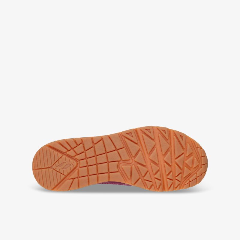 Profilierte, rutschfeste Schuhsohle aus robustem orangefarbenem Gummi für optimalen Halt und Komfort