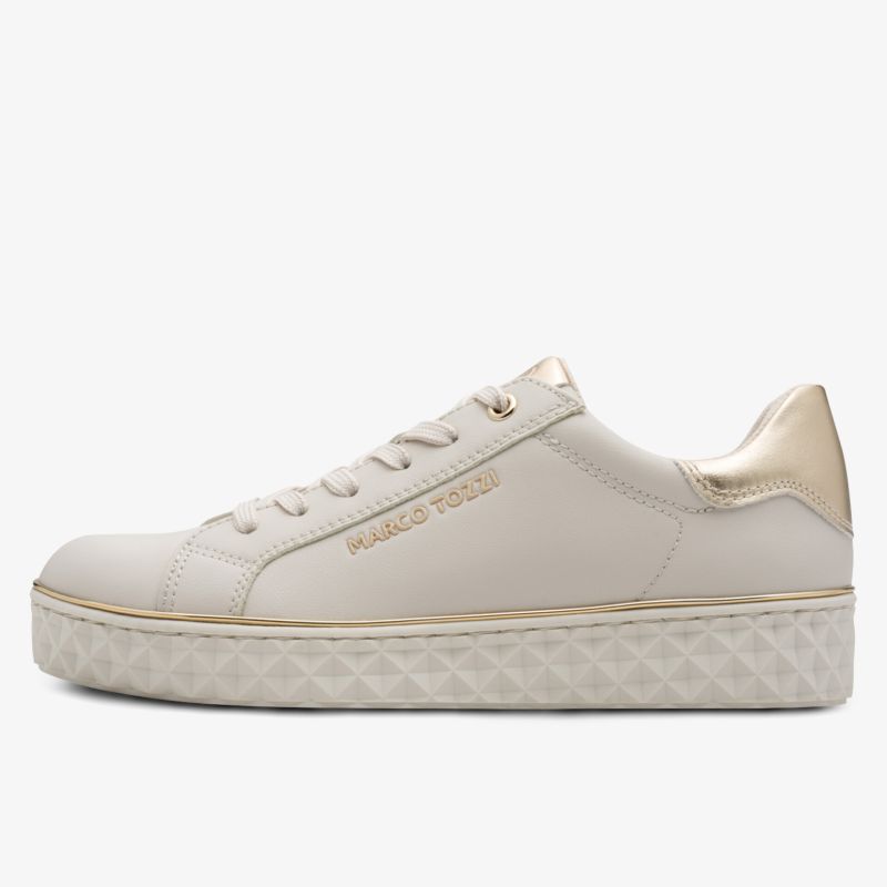Seitliche Ansicht eines weißen Sneakers mit bequemer Sohle und modernem Design in glattem Material