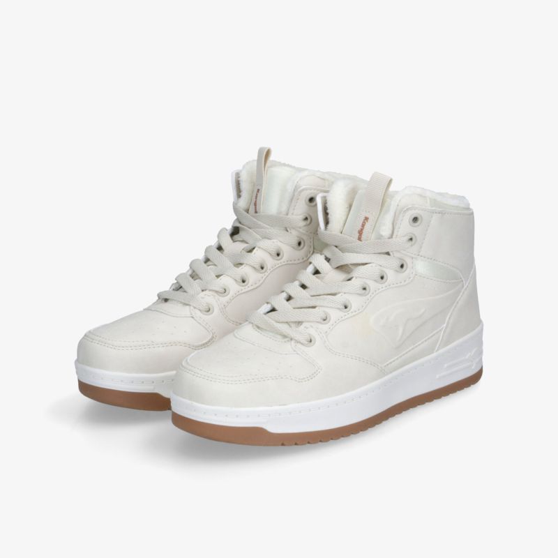 Weißes Sneaker-Paar mit hohem Schaft und gepolstertem Knöchelbereich für optimalen Komfort und sicheren Halt