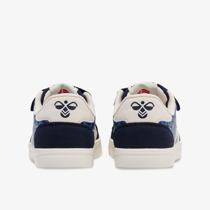 Rückansicht eines robusten, modernen Sneakers mit sportlichem Design und komfortabler Polsterung