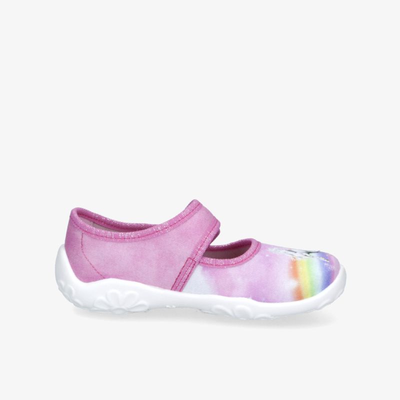 Leichter Kinderschuh mit elastischem Riemen und flexibler, rutschfester Sohle in buntem Farbverlauf, seitliche Ansicht