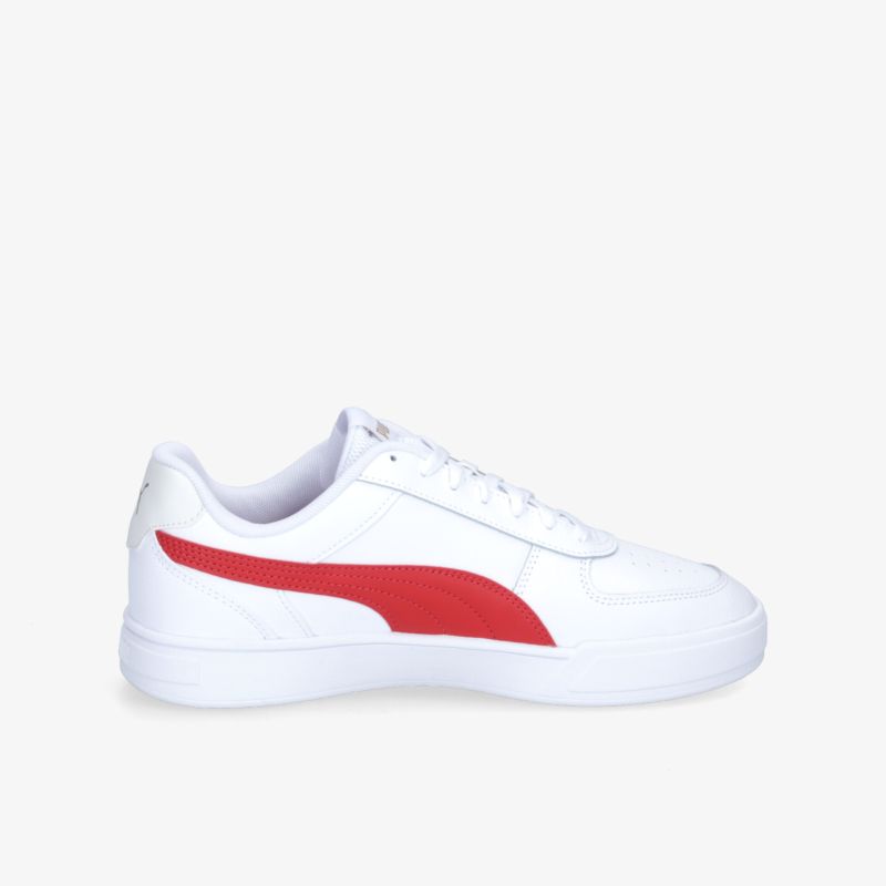 Weißer Sneaker mit rotem Logo, sportliches Design, ideal für Alltag und Freizeitaktivitäten.