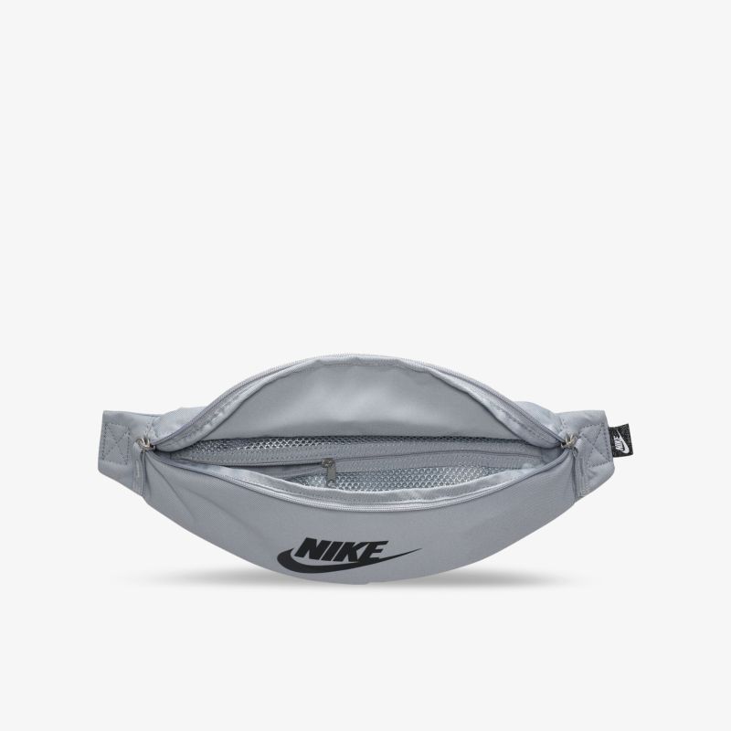 Silberne Nike Gürteltasche mit Reißverschluss, ideal für stilvolle Aufbewahrung und einfachen Zugriff.