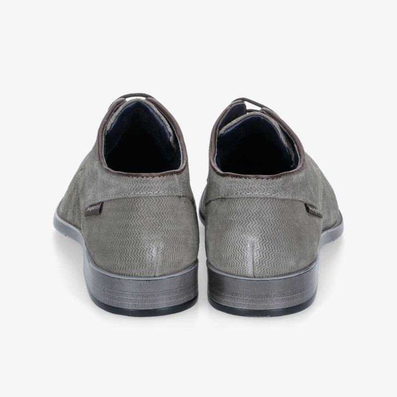 Elegante graue Schuhe mit robuster Sohle und stilvollem Design, ideal für Komfort und rutschfesten Halt.