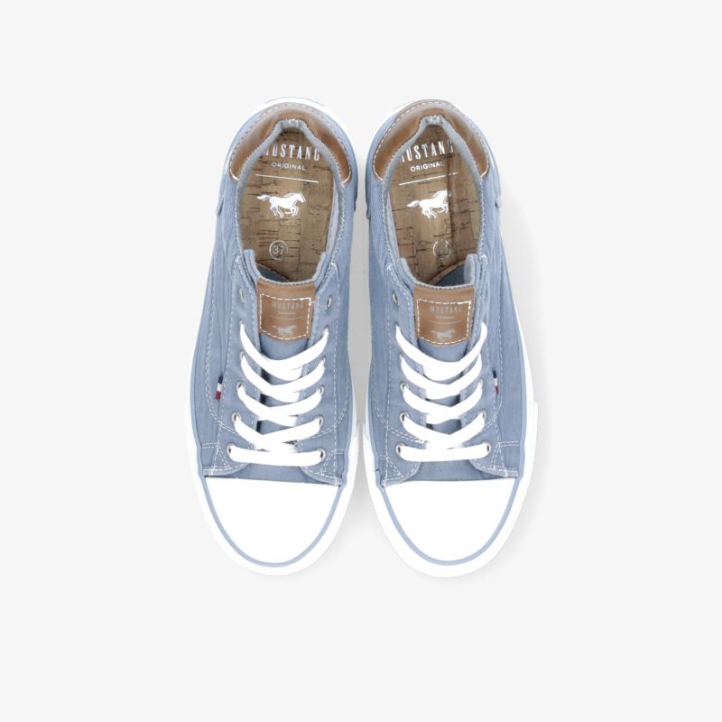 Moderne blaue Freizeitschuhe mit weißen Schnürsenkeln und rutschfester Sohle. Ideal für Alltag und Freizeit.