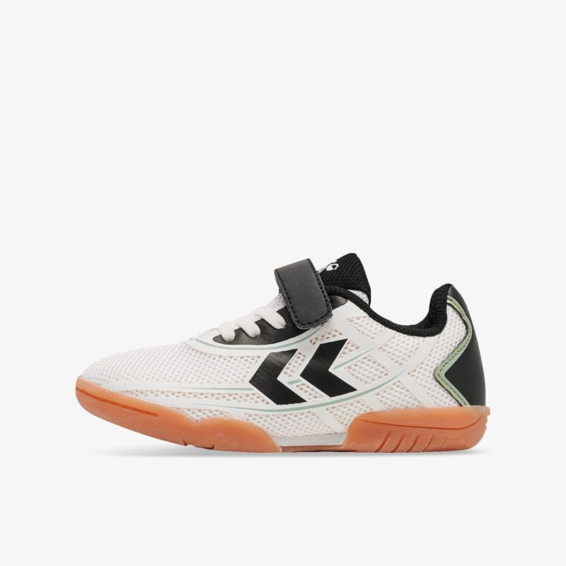Stylischer Hallenfußballschuh in Weiß mit Klettverschluss und rutschfester Sohle, ideal für optimale Ballkontrolle.