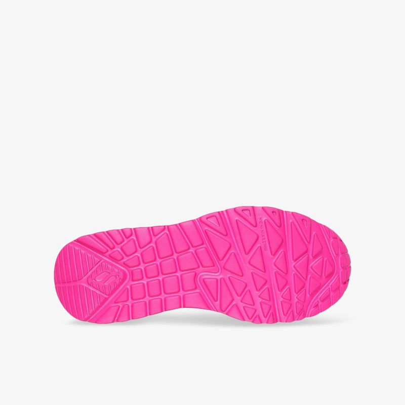 Leuchtend pinke robuste Schuhsohle mit rutschfestem Profil für optimalen Halt und hohe Flexibilität