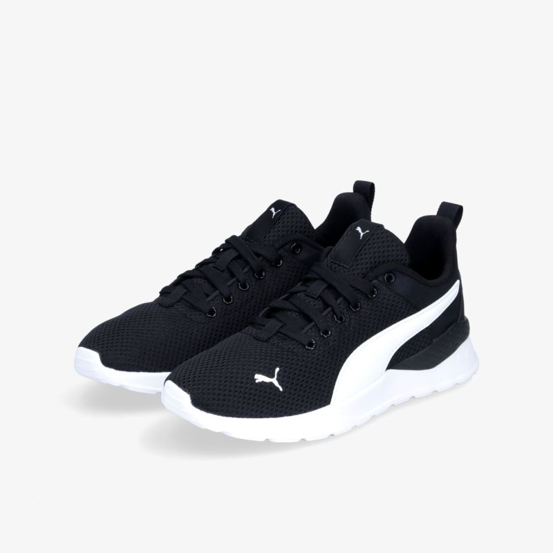 Moderne und sportliche Sneaker mit gepolstertem Innenraum und rutschfester Sohle für optimalen Komfort.