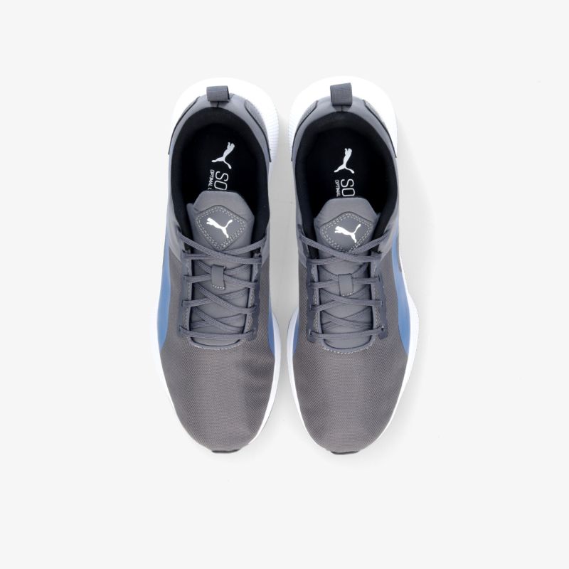 Graue, stilvolle Sportschuhe mit markantem Logo und komfortabler Passform für optimalen Tragekomfort.