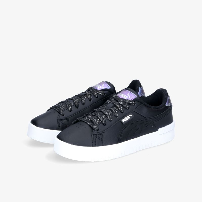 Schwarze Sneaker mit weißer Sohle und lila Akzenten, die sportlichen Komfort und modernen Stil vereinen.